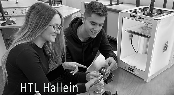 Zwei Schüler:innen arbeiten an einem Projekt